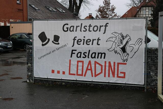 Im Dorf nicht zu übersehen: der auf bessere Zeiten hoffende Banner des Faslamsclubs | Foto: ce