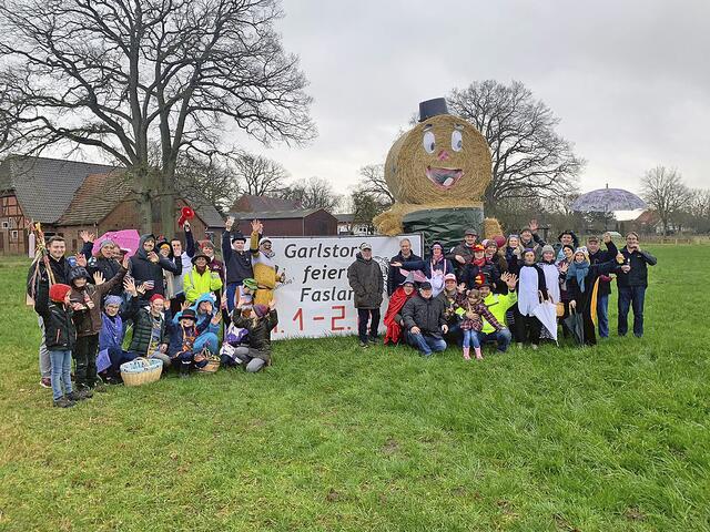 So wie hier beim Schnorren im Jahr 2020 soll es möglichst bald wieder sein: Der Garlstorfer Faslamsclub will endlich wieder mit allen seinen Freunden fröhlich feiern  | Foto: Garlstorfer Faslamsclub