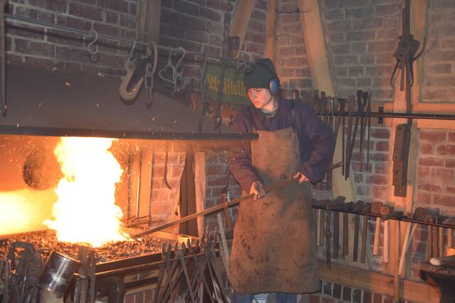 Der 17 Jahre alte David Sgaga lernt das Schmiedehandwerk | Foto: ts