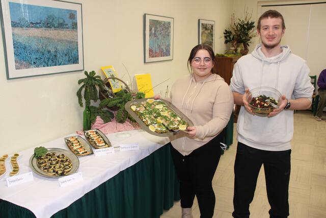 Hanna Söffgen  und Tim Trömer steuerten Leckereien zum Grünkohl-Buffet bei | Foto: jul