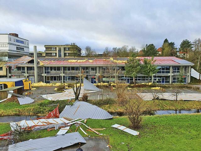 Die BBS Jobelmannschule und der DRK Kindergarten in Stade musste wegen des abgedeckten Dachs vorübergehend gesperrt werden | Foto: Polizei Stade