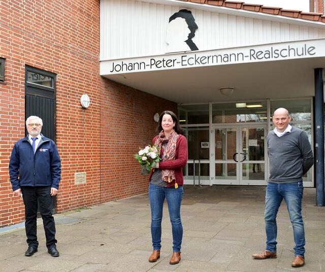 DRK-Chef Roger Grewe (li.) und Schulleiter Andreas Neises begrüßten Antje Benecke | Foto: Neises