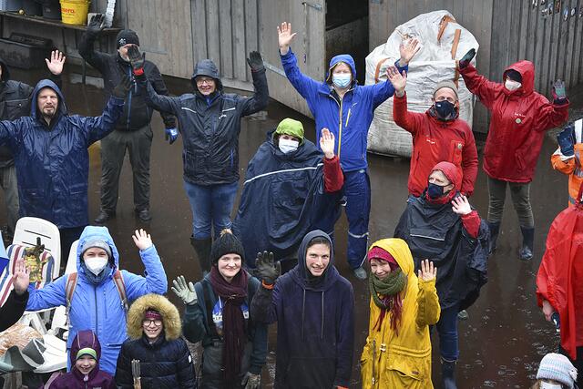 Line Firsching (vorne rechts) mit den fleißigen Helfern  | Foto: Agnes Forsthuber