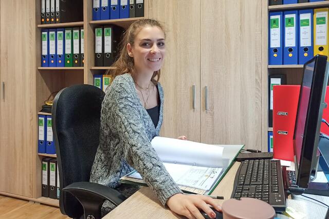 Auszubildende Leonora Sabani im Büro am Standort Wedel (SH) | Foto: ISH