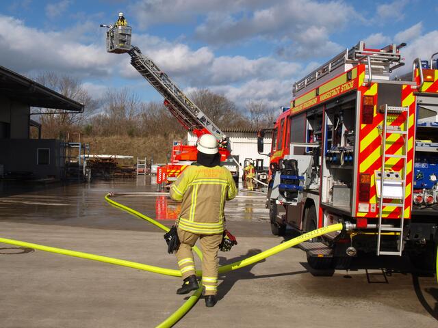 Ohne Drehleitern wäre der Brand kaum zu bekämpfen gewesen | Foto: Feuerwehr Stade