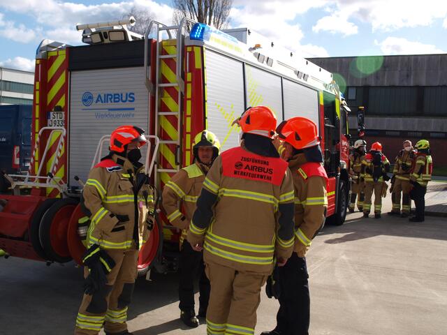 Auch die Airbus-Werksfeuerwehr war vor Ort | Foto: Feuerwehr Stade