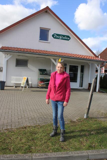 Nicola Schmahljohann vor ihrem Dorfladen, der 2011 an die Toppenstedter Straße in Tangendorf umzog | Foto: ce