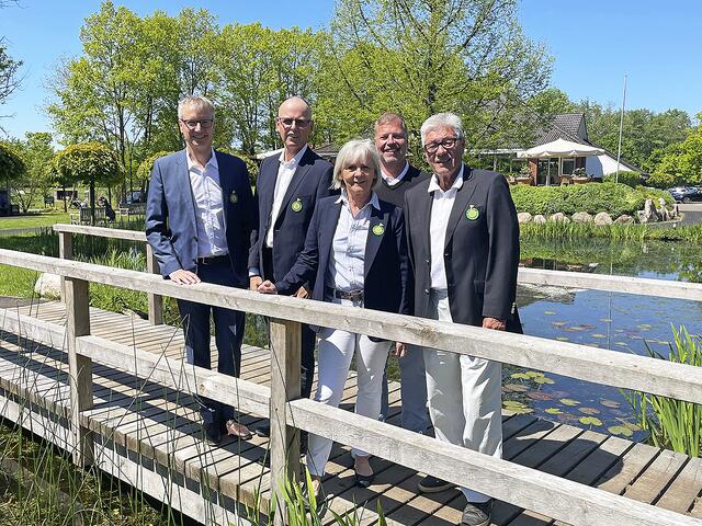Der Vorstand des Vereins (v.li.): Bernd Riehl, Ralf Meinecke, Ute Hoffmann, Jörn Albers und Joachim Walter. Es fehlt: Jan-Erik Schuldt  | Foto: Golf Club Buchholz-Nordheide