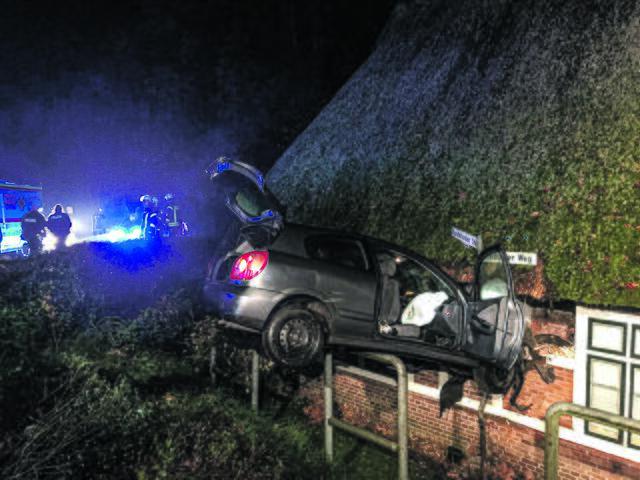Ein 17-Jähriger aus dem Landkreis Stade, der noch keinen Führerschein hat, hatte unerlaubt den Wagen seines Vaters genommen und war damit in Moisburg in eine Hauswand gekracht | Foto: Felix Meyer / Feuerwehr Moisburg