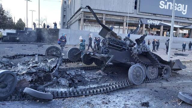 Die Menschen schauen sich am Tag nach den Kämpfen entsetzt die Überreste der russischen Militärfahrzeuge an | Foto: Ukraine 24/7 