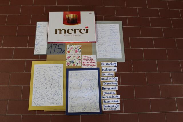 Dieses Plakat übergab Oelker symbolisch an Ortsbrandmeister Ralf-Behrens Grünhage  | Foto: lm 