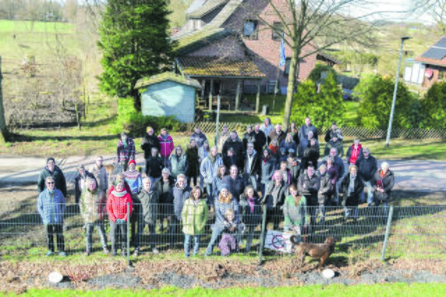 Blick von oben auf die große Anlieger-Versammlung. Rund 50 Moorstraßen-Anwohnern, die die "Teilsperrung" unterstützen, standen sechs Anwohner aus Todtshorn und Ottermoor gegenüber | Foto: bim