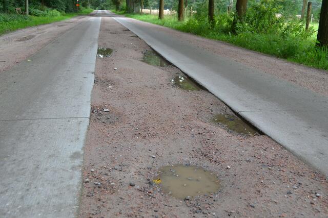 Die Zweispurbetonfahrbahn wird im Begegnungsverkehr kaputt gefahren | Foto: bim