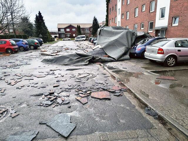 Durch den Sturmschaden wurden viele Fahrzeuge beschädigt | Foto: ig