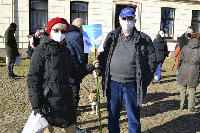 "Bin am Boden zerstört", sagt die Russin Tatiana Niefind-Mingaleva, die mit ihrem Mann Rolf Niefind an der Mahnwache teilnahm | Foto: bim