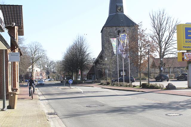 Vor der Sanierung: Radfahrer haben an der Hauptstraße nur wenig Platz | Foto: sb