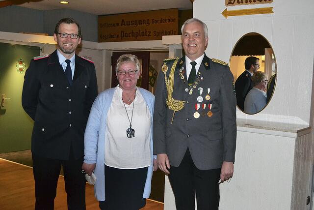 Martina Meier mit den Heidenau Ortsbrandmeister Ole Kröger (li.) und Schützepräsident Thorsten Ehlermann | Foto: bim