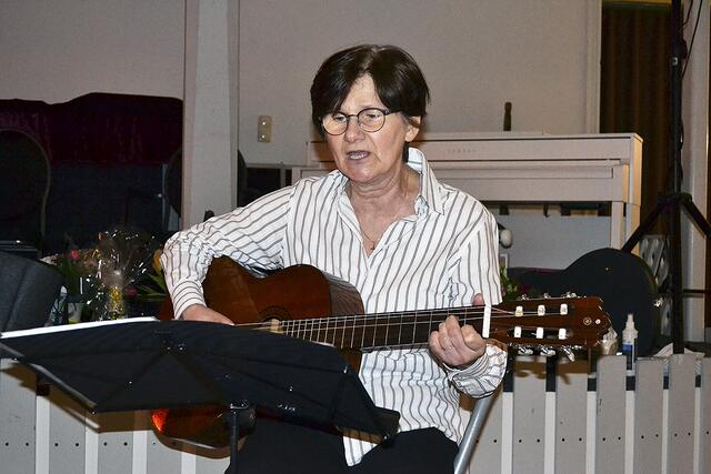 Christina Schmidt schwang die "Klampfe" und sang nachdenkliche und fröhliche Lieder | Foto: bim