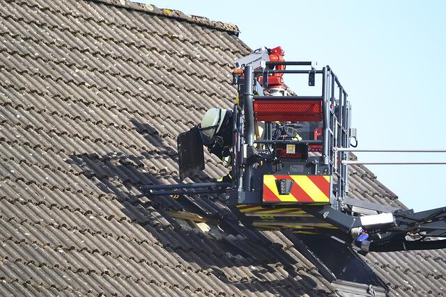Ein Feuerwehrmann nahm sicherheitshalber über die Drehleiter Teile des Daches ab | Foto: bim