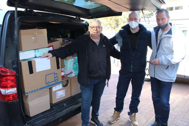 Drei Helfer, die die Hilfsgüter nach Polen transportierten: (v. li.) Jürgen Tödter, Vedran Drljo und Thorsten Radde