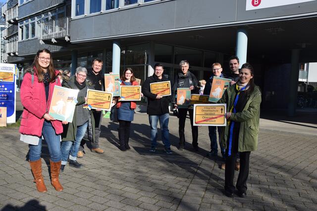 Eltern werben vor dem Kreishaus für die Einrichtung einer Integrierten Gesamtschule in der Samtgemeinde Hanstedt | Foto: ts
