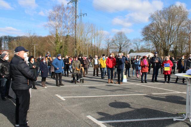 Mehr als 300 Menschen kamen zur Kundgebung auf der Parkplatz der Burg Seevetal in Hittfeld