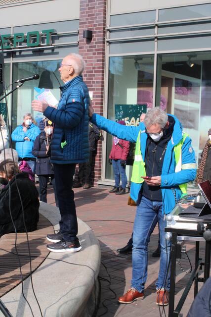 Bild mit Symbolwert: Mit-Organisator Frank Piwecki stützte Arno Reglitzky bei dessen emotionaler Rede