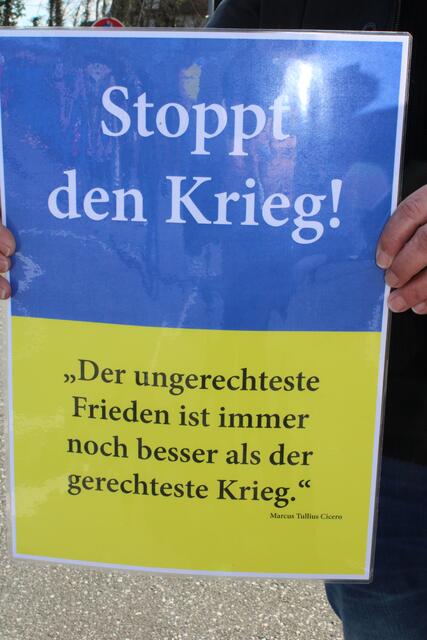 Diese Schilder wurden in Hittfeld gezeigt - mit einem Zitat des römischen Politikers und Philosophen Marcus Tullius Cicero