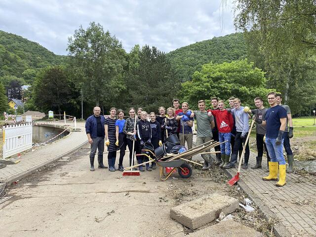 Mitglieder der Freien Evangeliums-Christengemeinde Tostedt bei ihrem Einsatz im Ahrtal  | Foto:  Freien Evangeliums-Christengemeinde Tostedt