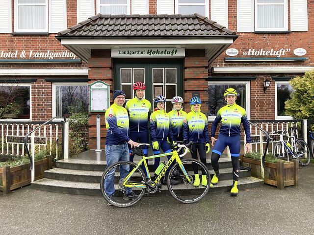 Mit den neuen Trikots: die BW-Radsportler und Trainer (v. li.) Hartmut Röhrig, Stephan Kusters, Johanna Röhrig, Laura Claessen und Uwe Varenkamp | Foto: BW Buchholz