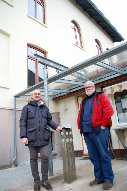 Pastor Michael Glawion (li.) und Timm von Borstel vor dem Eingang der Buxtehuder Tafel | Foto: sla