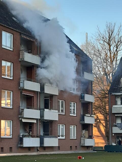 Aus der brennenden Wohnung stieg eine Rauchsäule auf