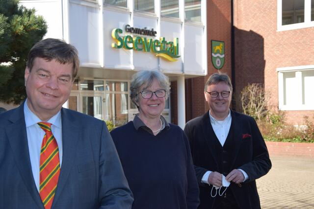 Seevetals Bürgermeisterin Emily Weede mit den CDU-Bundestagsabgeordneten Enak Ferlemann (li.) und Michael Grosse-Brömer vor dem Rathaus der Gemeinde Seevetal | Foto: ts