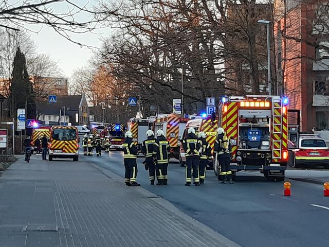 Die Feuerwehrfahrzeuge stellten sich an der Steinbecker Straße auf