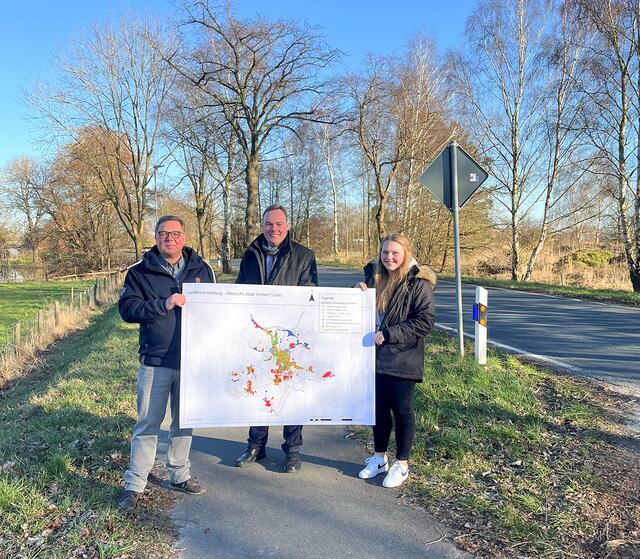 Freuen sich, dass der Breitbandausbau los geht (v. li.): Wolfgang Rieckmann, André Wiese und Merle Hellmich | Foto: Stadt Winsen