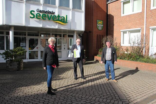 Seevetals Bürgermeisterin Emily Weede, Hauptamtsleiter Mike Wille (mit der Urkunde des Fami-Siegels) und sein Kollege Erich Schwenke vor dem Seevetaler Rathaus | Foto: Gemeinde Seevetal
