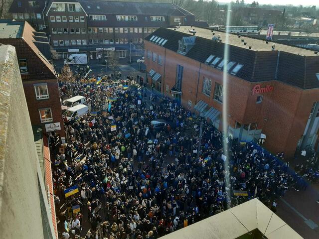 Immer mehr Schülerinnen und Schüler strömen auf den Peets Hoff in der Innenstadt von Buchholz | Foto: os