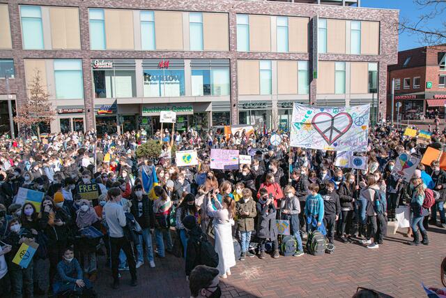 Auch die zweite Kundgebung mit Teilnehmern des Schulzentrums am Kattenberge in Buchholz war hervorragend besucht | Foto: Helms
