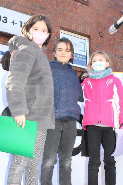 Redeten den Mächtigen ins Gewissen: die Grundschüler (v. li.) Eda, Christian und Anni