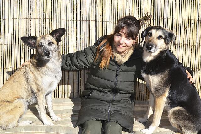 Saskia Lange mit ihren ersten beiden Hunden "Uganda" (li.) und Rudelchefin "Naomi" | Foto: bim