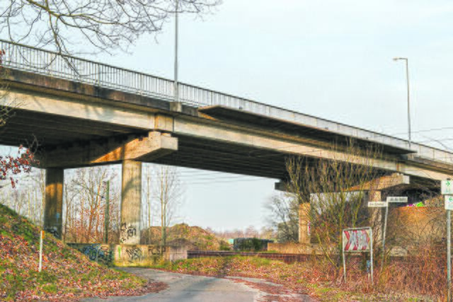 Die Bahnbrücke in Königsmoor ist eine wichtige Verbindung zwischen Heidekreis, B75 und Rotenburg. Sie soll aber erst 2028 erneuert werden | Foto: bim