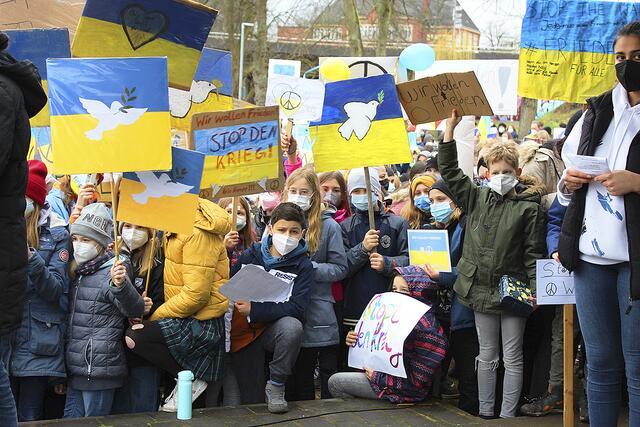 Aus den Gesichtern der jungen Demonstranten sprachen Kummer und Wut über den Ukrainekrieg | Foto: sb
