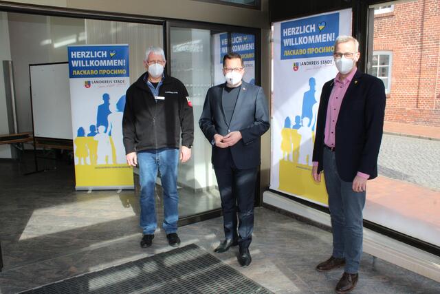 Ralf Gronau vom Kreisordnungsamt (v.li.), Landrat Kai Seefried und Knut Willenbockel, Bürgermeister der Samtgemeinde Horneburg | Foto: sv