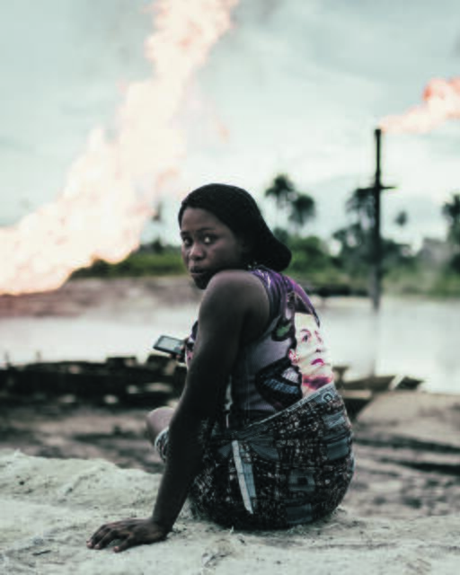 Im Nigerdelta traf Hinsch die Afrikanerin Ese Awolowo, die von Erdölbegleitgas-Abfackelanlagen umgeben ist | Foto: Robin Hinsch