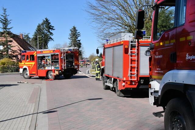 Die Bahnhofsstraße in Garstedt war für die Dauer des Einsatzes vollgesperrt  | Foto: FF Salzhausen 