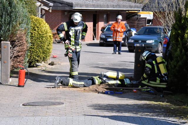 Die Einsatzkräfte gruben die beschädigte Gasleitung frei  | Foto: FF Salzhausen 