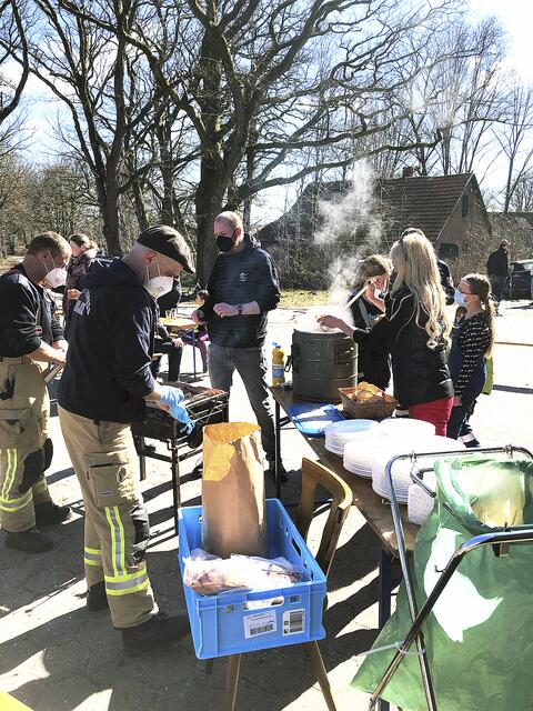 Die Freiwillige Feuerwehr und Sponsoren bewirterten die fleißigen Helferinnen und Helfer | Foto: Blanck