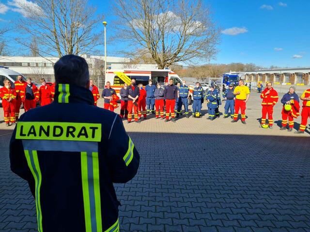 Landrat Kai Seefried dankt den Einsatzkräften für ihre kurzfristige und tatkräftige Unterstützung | Foto: Landkreis Stade / Daniel Beneke