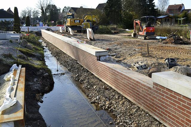 Die Todtglüsinger Beek, rechts die ummauerte Spundwand | Foto: bim