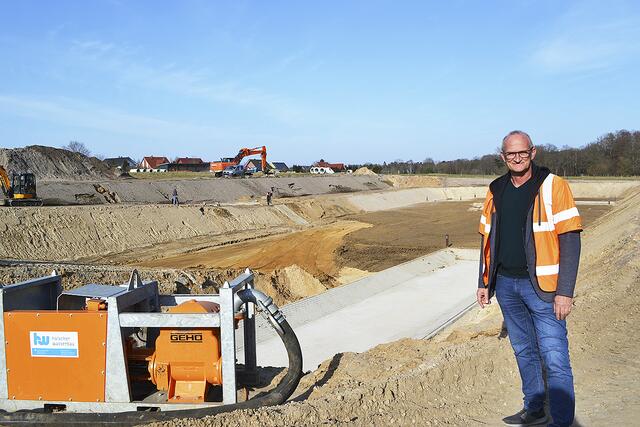 Thomas Schmidt an der Kante des riesigen Regenrückhaltebeckens ... | Foto: bim